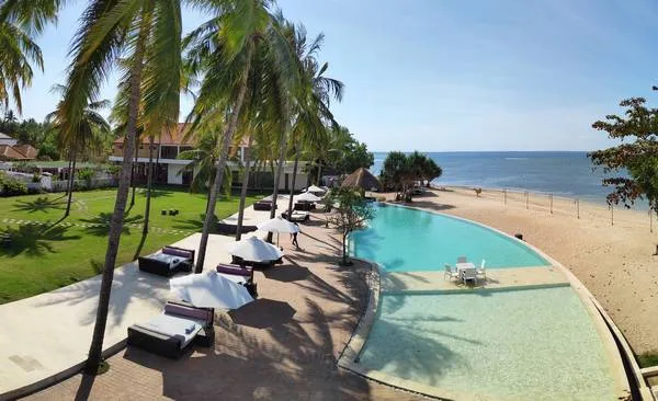 Vue d'un centre de plongée avec piscine, plage et bâtiments