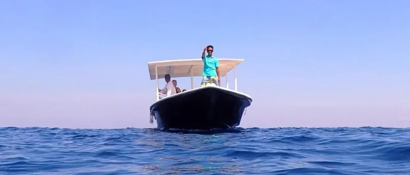 Personnes à bord d'un bateau de plongée sur une mer calme
