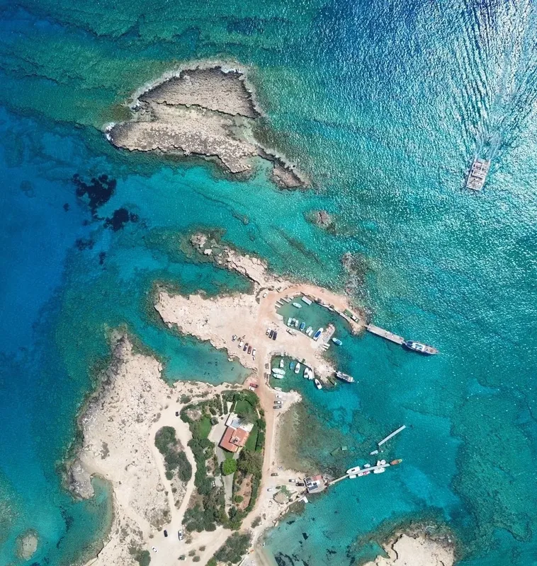 Vue aérienne d'un centre de plongée avec bateaux et ponton