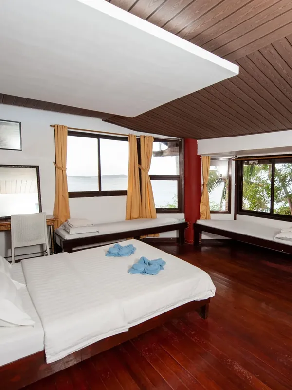 Chambre avec lits simples et vue sur la mer, intérieur clair