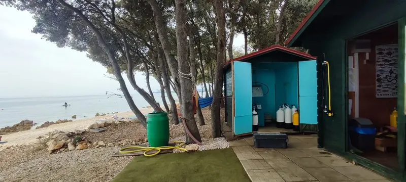 Bâtiments du centre de plongée avec des bouteilles et du matériel