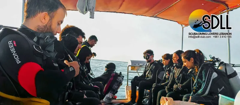 Plongeurs équipés sur un bateau, préparation pour une sortie en mer
