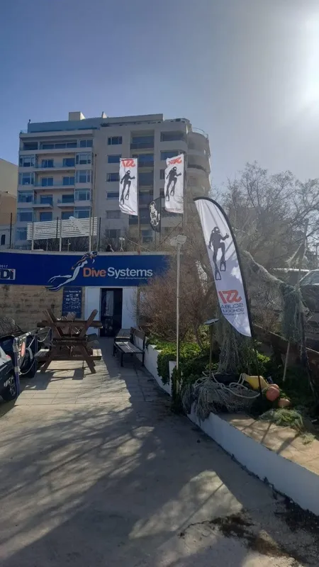 Façade d'un centre de plongée avec des drapeaux et une entrée
