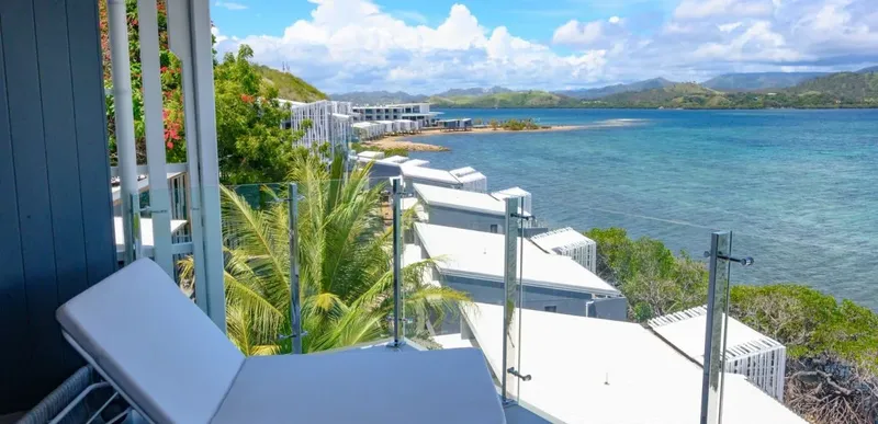 Vue d'ensemble d'un centre de plongée avec bâtiments blancs et mer turquoise