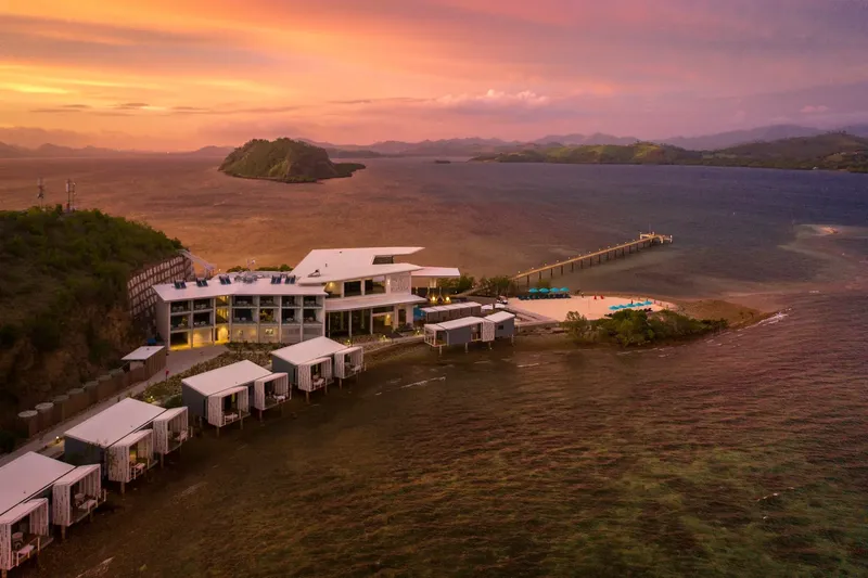 Vue aérienne d'un centre de plongée au bord de l'eau au coucher du soleil