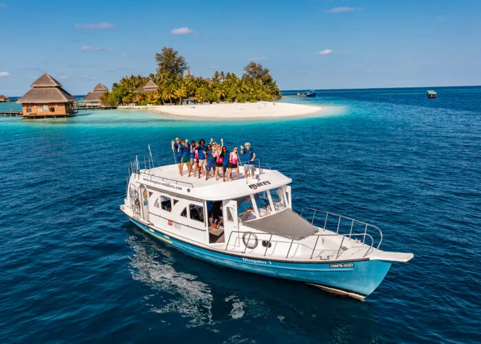 Groupe de personnes sur un bateau de plongée en haute mer