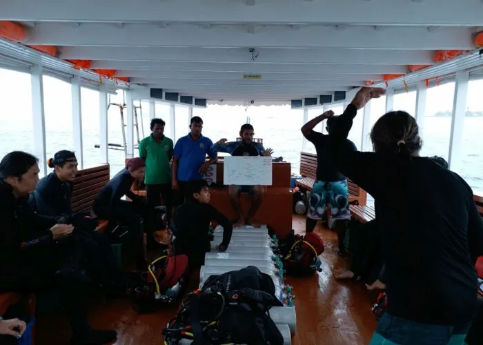 Groupe de plongeurs sur un bateau, briefing avant immersion en mer