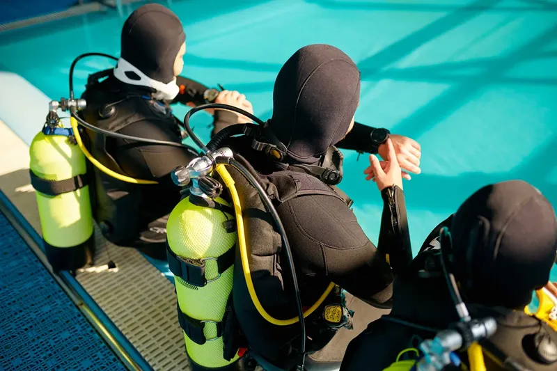 Plongeurs en formation, équipement complet, préparation avant immersion piscine