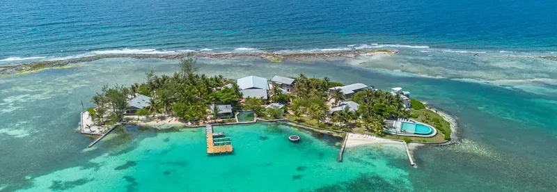 Vue aérienne d'une île tropicale avec des bâtiments et une jetée