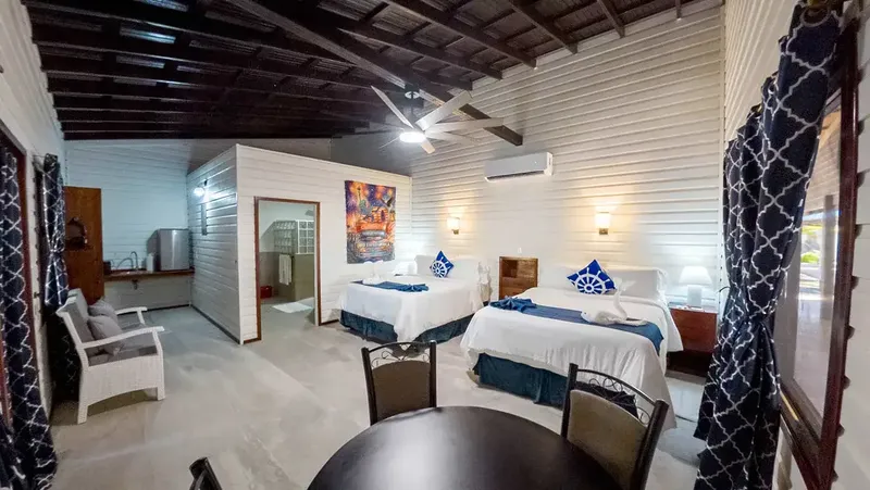 Intérieur d'une chambre d'hôtel avec deux lits et une table ronde