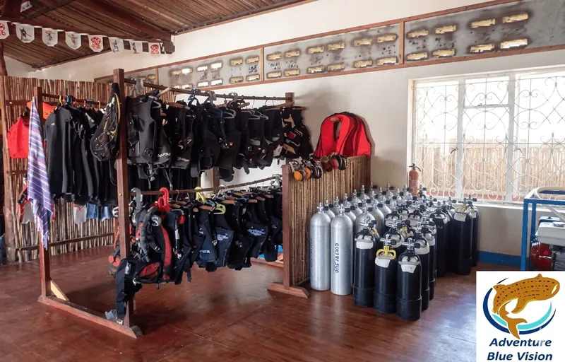 Equipement de plongée complet suspendu et rangé dans un local spacieux