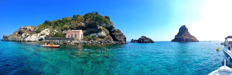 Plongée en mer : personnes flottent au-dessus d'un paysage rocheux