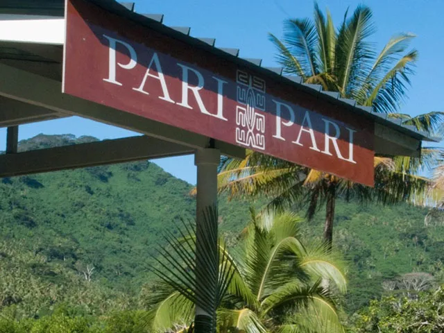 Enseigne Pari Dive avec végétation luxuriante et ciel bleu clair