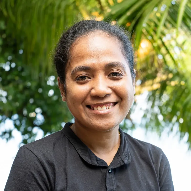 Portrait souriant d'une femme regardant la caméra avec un arrière-plan vert