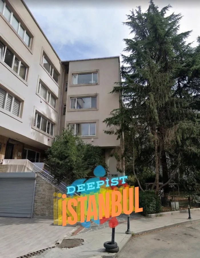 Façade d'un bâtiment avec le texte DEEPIST ISTANBUL en superposition