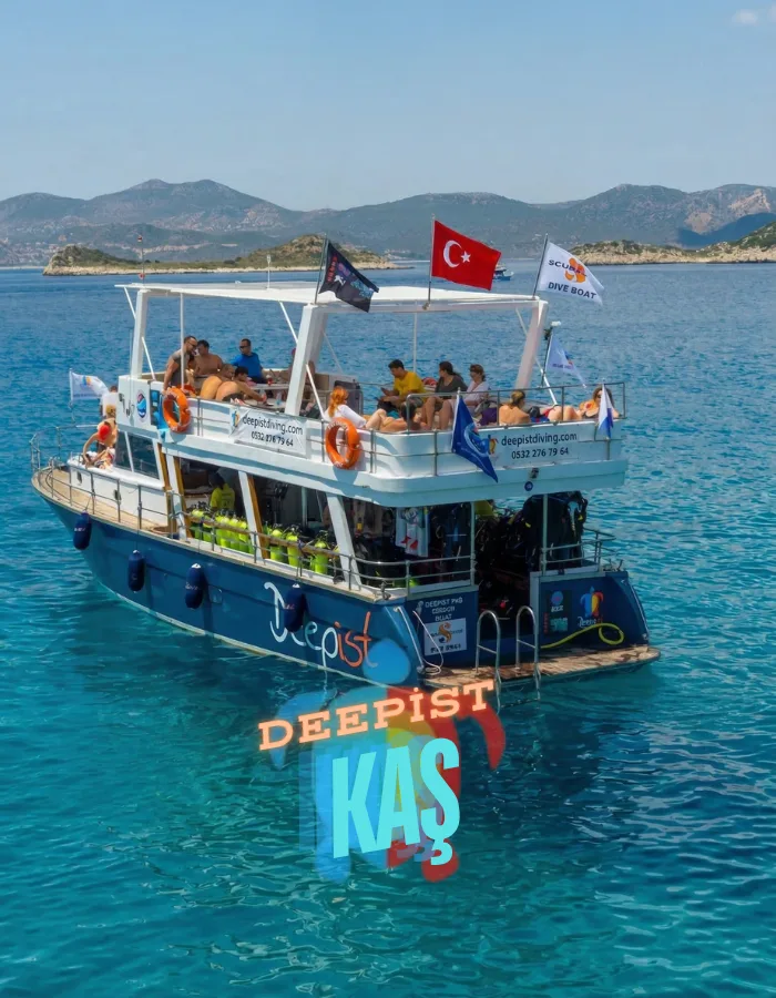 Bateau de plongée rempli de personnes avec des équipements et drapeaux turcs