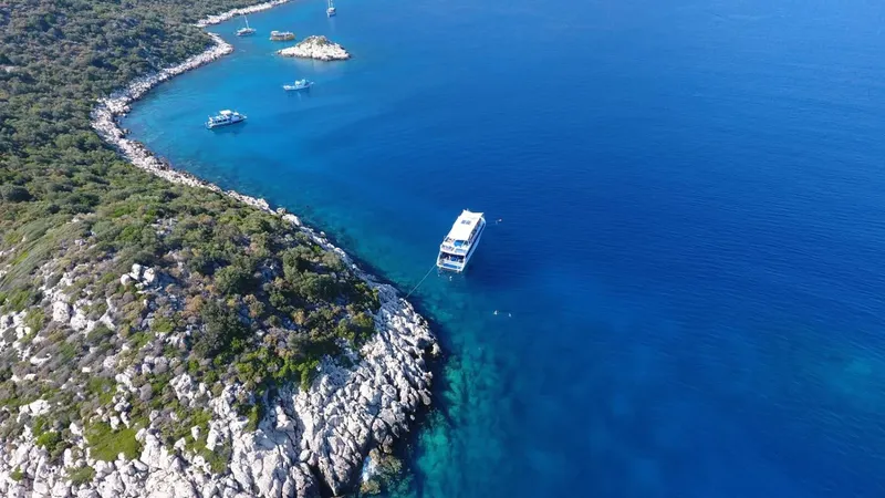Vue aérienne d'un bateau de plongée dans une crique turquoise