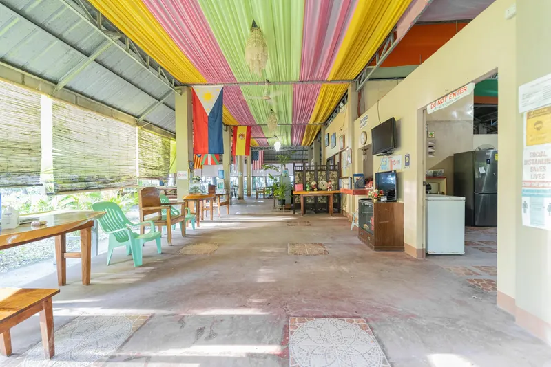 Espace détente avec tables, chaises et comptoir d'accueil coloré