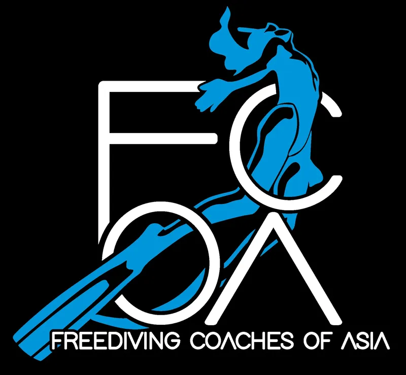 Illustration d'une personne en apnée avec le logo Freediving Coaches of Asia