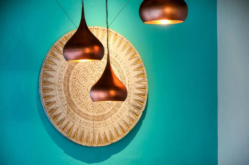 Decoration murale avec des luminaires suspendus et un motif circulaire