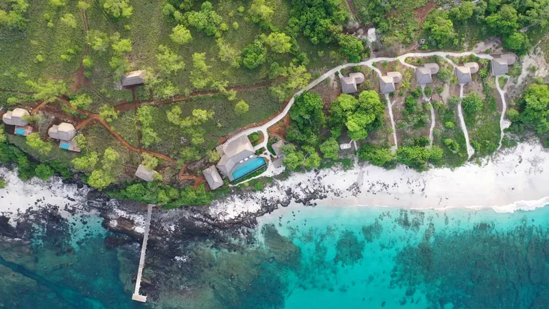 Vue aérienne d'un complexe hôtelier au bord d'une plage tropicale