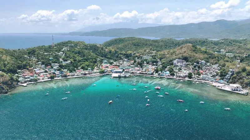 Vue aérienne d'une baie avec des bateaux et des bâtiments colorés