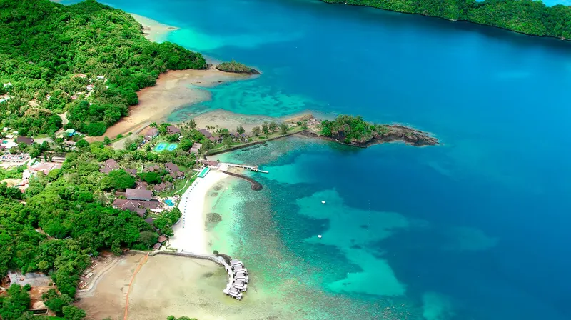 Vue aérienne d'une plage tropicale avec un centre de plongée