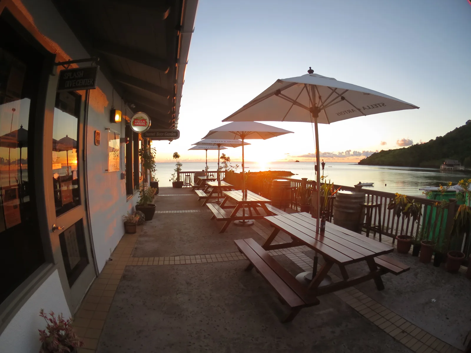 Terrasse d'un centre avec tables, parasols et vue sur la mer