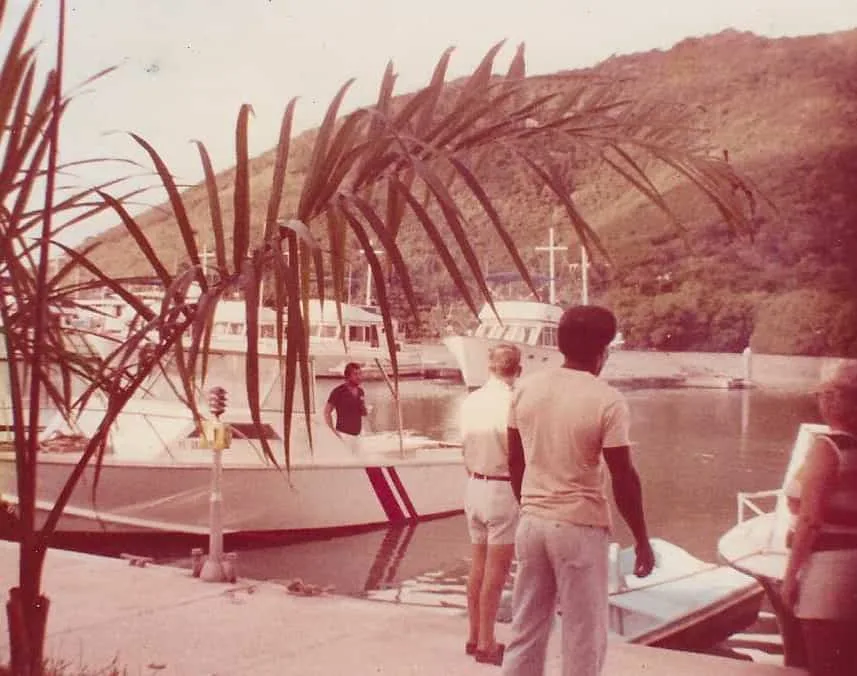 Personnes regardant des bateaux amarrés dans un port ensoleillé