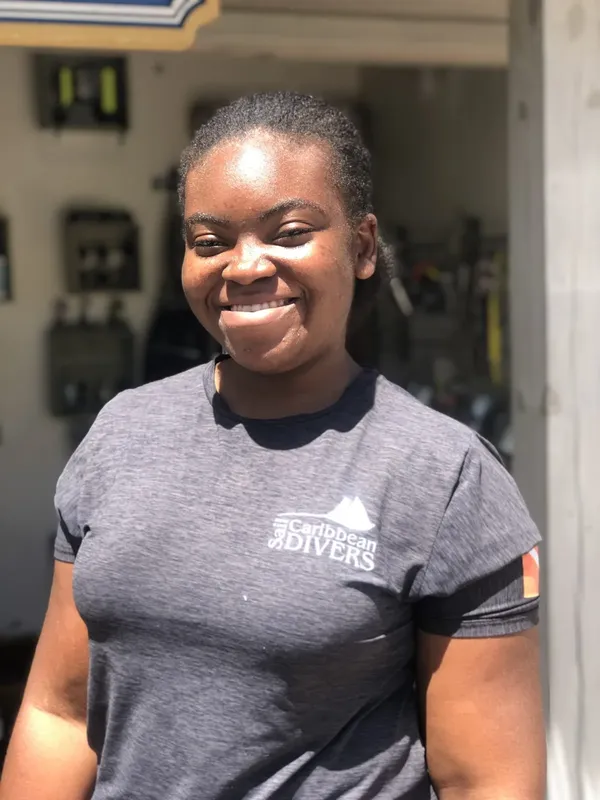 Portrait souriant d'une femme portant un t-shirt avec un logo