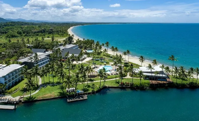 Vue aérienne d'un complexe hôtelier avec piscine et accès à la mer
