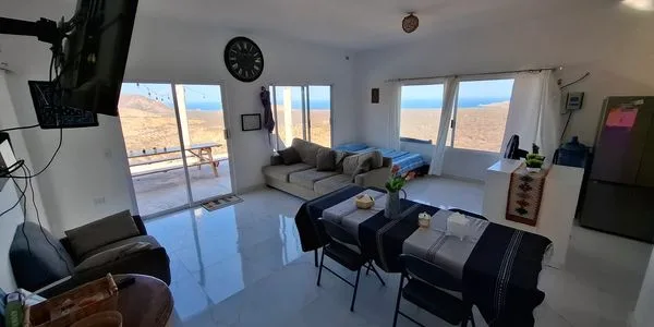 Interieur lumineux avec salon, salle a manger et vue sur mer