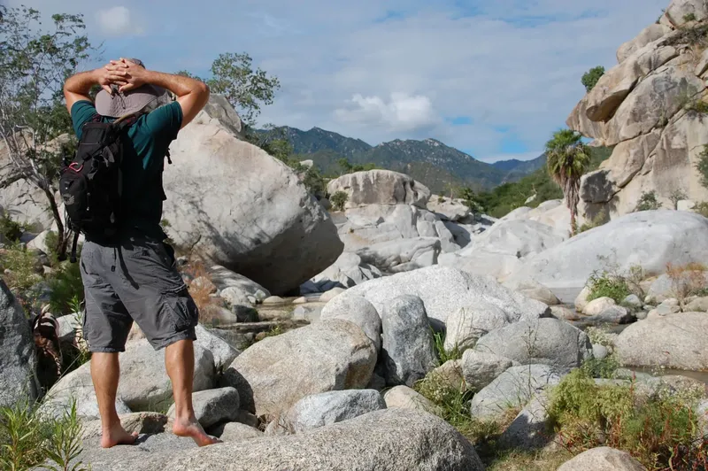 Homme regardant le paysage rocheux avec un sac à dos