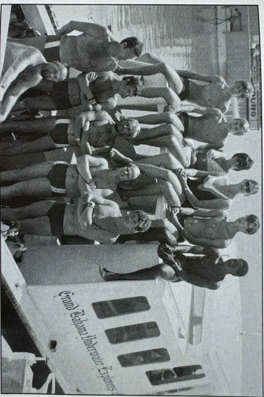 Groupe de plongeurs sur le pont d'un bateau, image ancienne