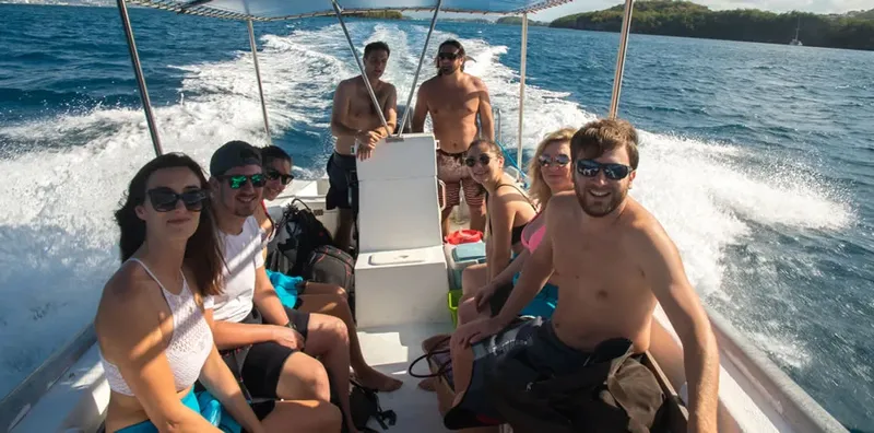 Groupe de personnes souriantes sur un bateau en pleine mer