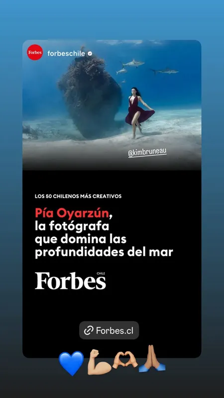 Femme en robe rouge flottant sous l'eau avec des requins