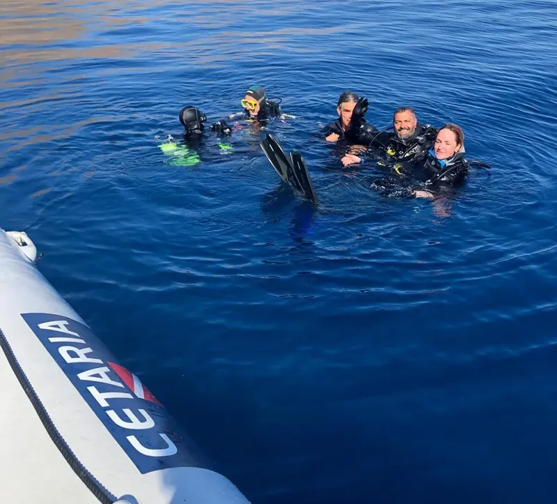 Plongeurs équipés près d'un bateau, remontée après une immersion