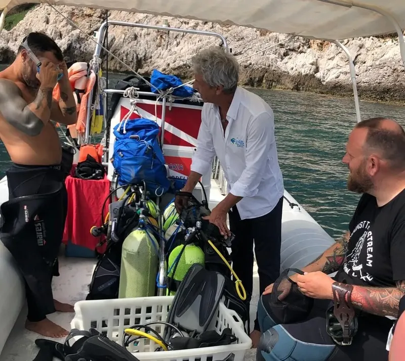 Préparation de plongeurs sur un bateau, vérification de l'équipement
