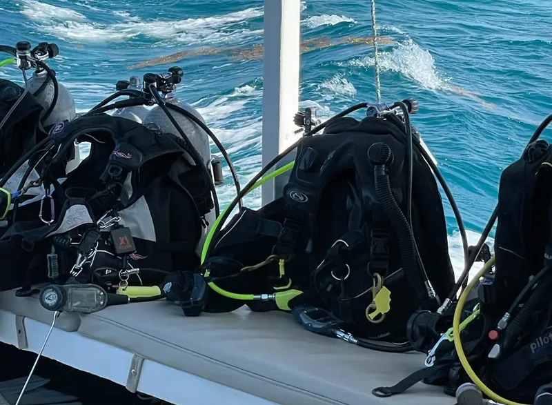 Equipement de plongée complet sur un bateau en mer, prêt à l'emploi