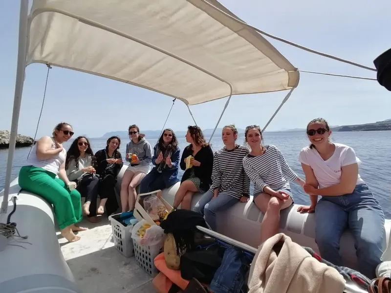 Groupe de personnes souriantes sur un bateau en mer ensoleillée
