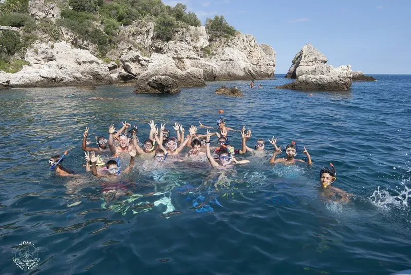 Groupe de personnes souriantes avec masques et tubas dans la mer