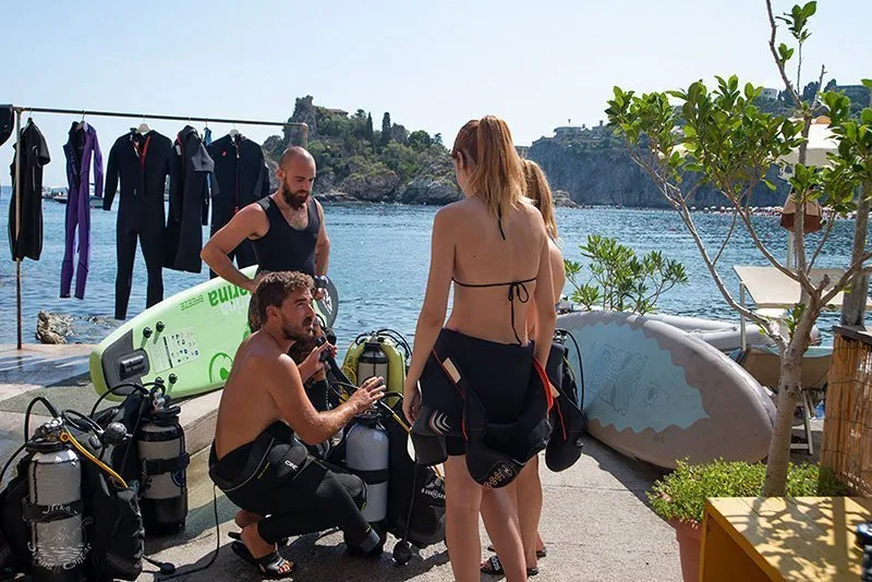 Préparation de matériel de plongée avec des personnes sur un quai