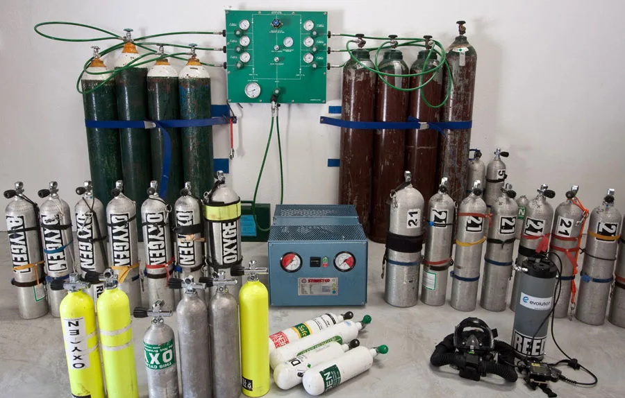 Bouteilles de plongée, compresseur et détendeurs dans un local technique