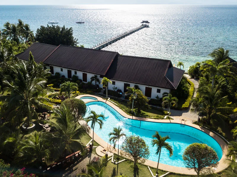 Vue aérienne d'un centre de plongée avec piscine et accès mer