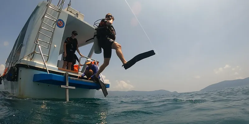 Plongeur s'apprête à sauter d'un bateau de plongée en mer