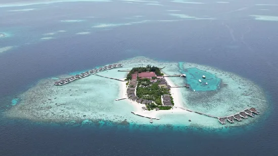 Vue aérienne d'une île tropicale avec des bungalows et bateaux