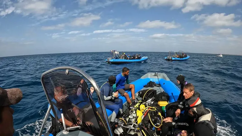 Plongée : plusieurs bateaux transportent des plongeurs en pleine mer