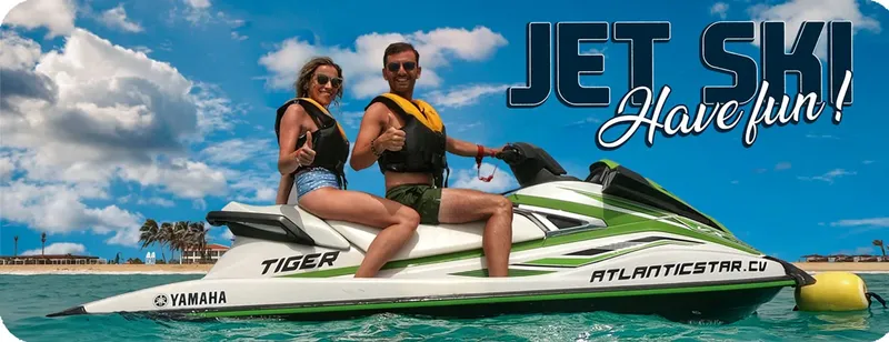 Deux personnes souriantes sur un jet ski bleu et vert