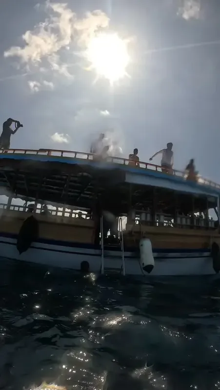 Personnes sur un bateau, préparation à une activité nautique ensoleillée