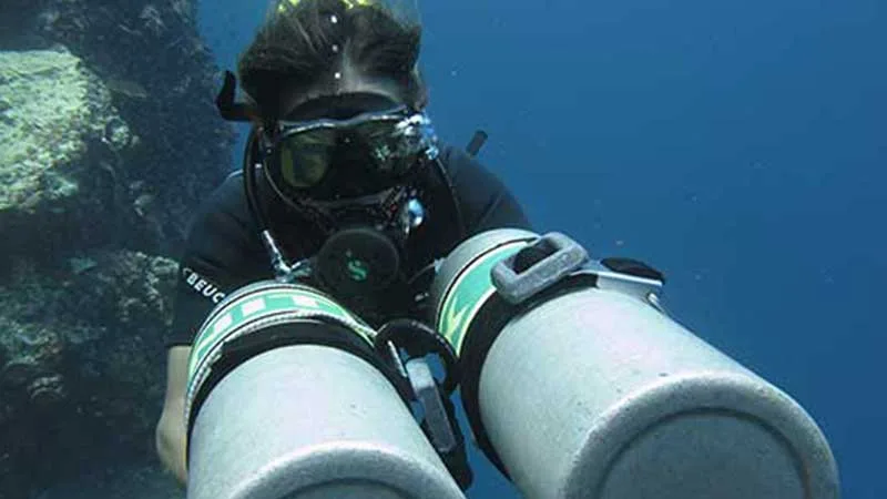 Plongeur avec équipement complet, vue rapprochée, exploration sous-marine bleue
